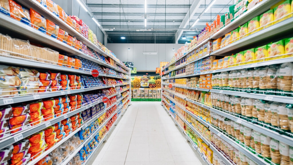 Các thực phẩm đóng gói trên kệ siêu thị